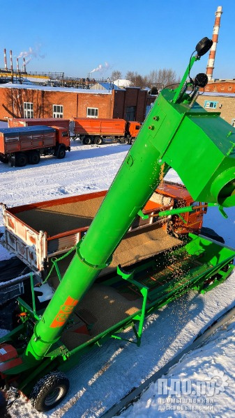 Погрузка насыпью хоппер-зерновозов. Перевалка зерна из машины в ЖД вагон